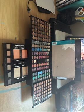 Eyeshadow Palette Set in Multi-Color - Versatile Makeup Collection